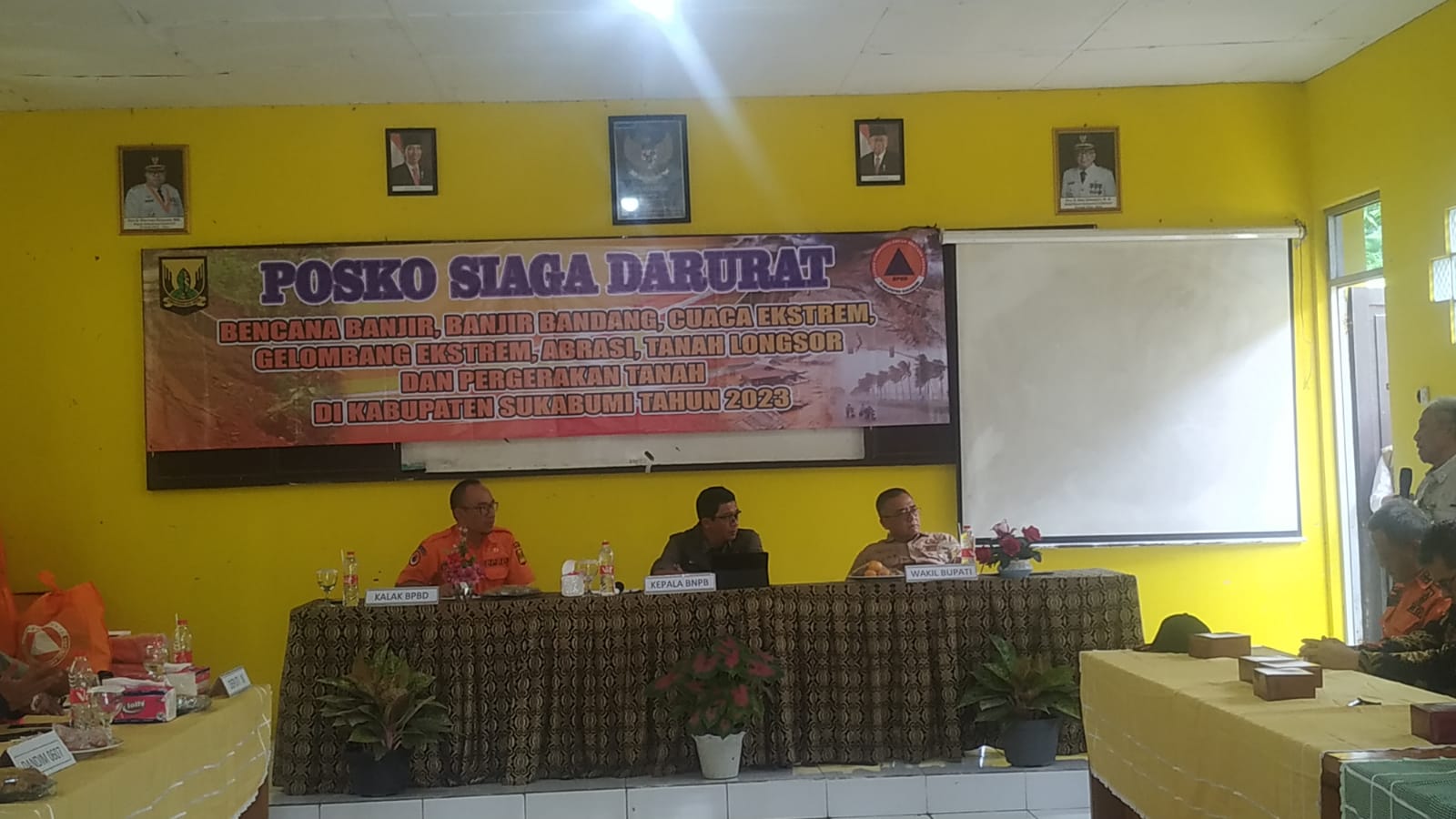Kepala BNPB Letjen TNI Suharyanto (tengah), di dampingi oleh wakil bupati Sukabumi (kanan) , dan Kalak BPBD Kabupaten Sukabumi (kiri). Riki/Jabar Ekspres.