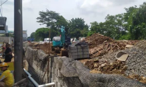 Kondisi salah satu titik di proyek revitalisasi Jembatan Otista Bogor, tepatnya sebelum menuju badan jembatan utama, Kamis (7/12). (Yudha Prananda / Jabar Ekspres)