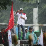 Orator Demo saat Memprotes UMK Jawa Barat 2024 di Gedung Sate, Kamis (30/11).