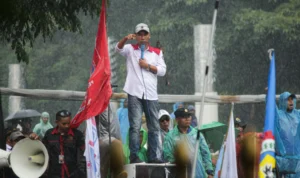 Orator Demo saat Memprotes UMK Jawa Barat 2024 di Gedung Sate, Kamis (30/11).