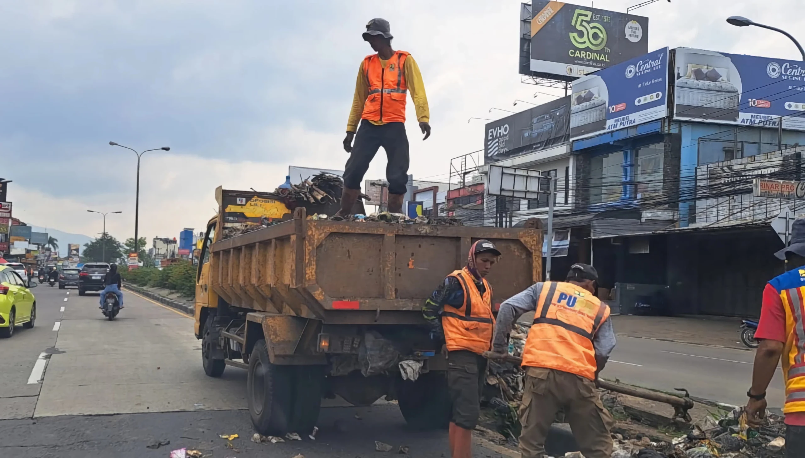 Dua Tumpukan Sampah Sempat Hiasi Jalan Raya Bandung-Garut Berhari-Hari, Pemerintah Ambil Tindakan
