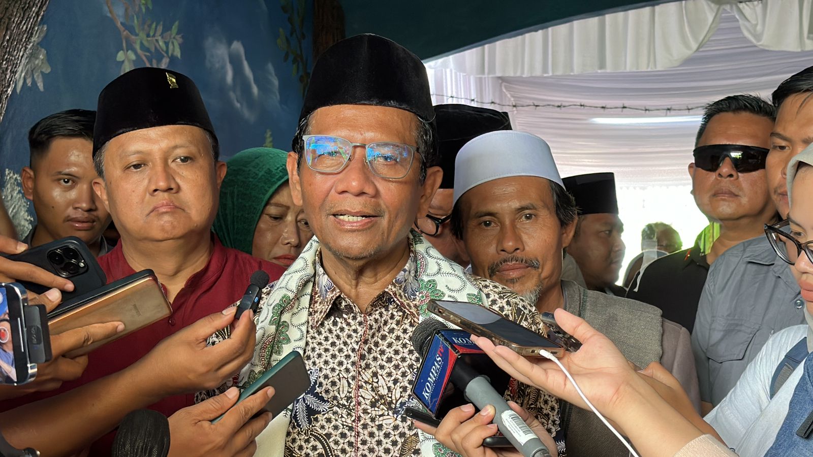 Mahfud MD Komentari Relawan Paslon 2 yang Ditembak di Sampang Madura