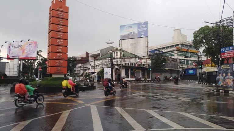 Ilustrasi: Hujan lebat yang mengguyur Kota Bandung.