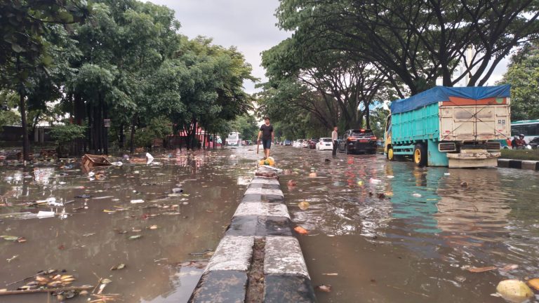 Banjir di Gedebage, Kota Bandung akibat derasnya hujan.