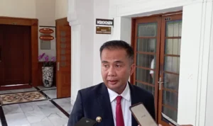 Pj Gubernur Jabar, Bey Triadi Machmudin jawab simpang siur UMK Jawa Barat 2024