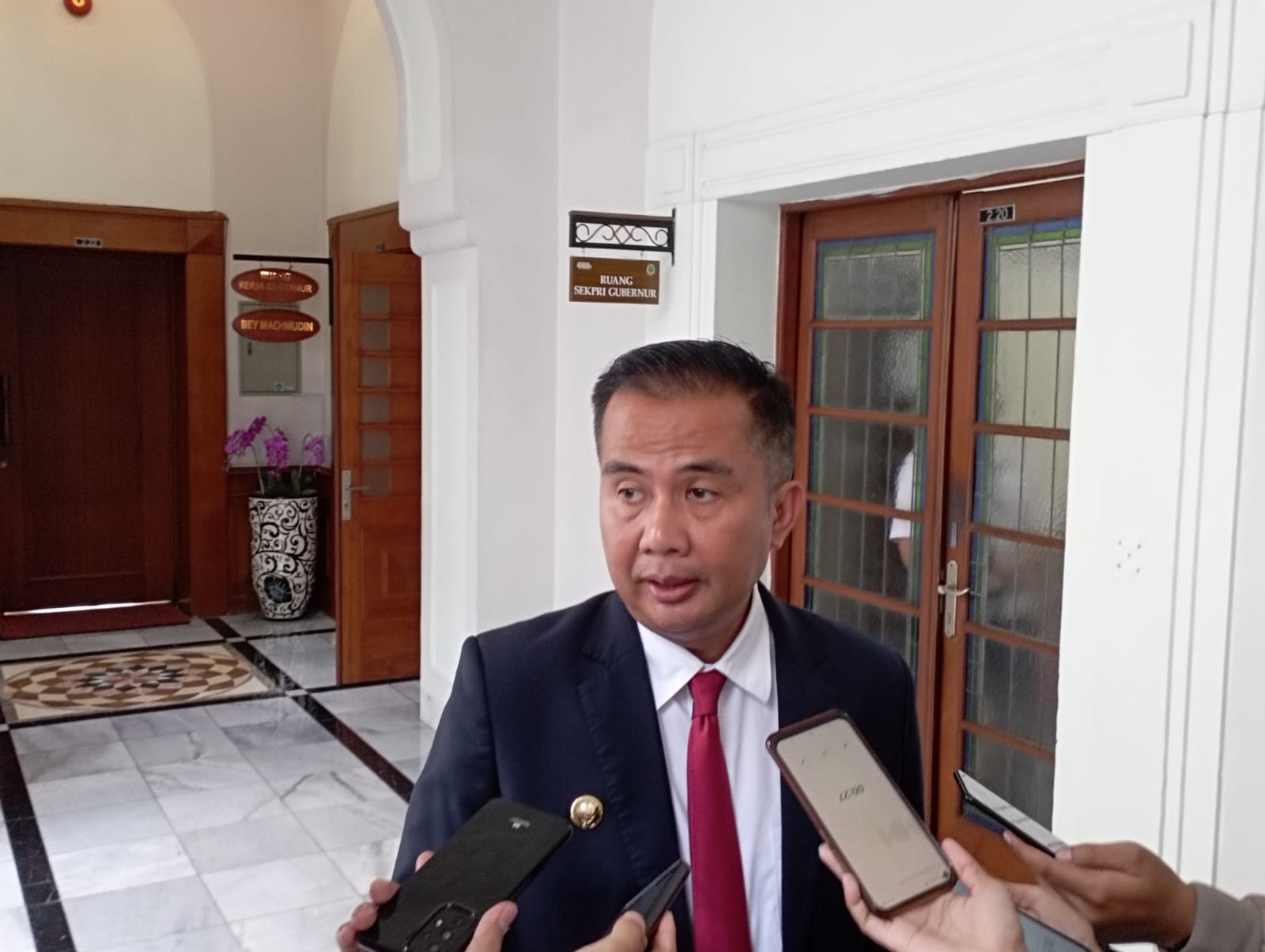 Pj Gubernur Jabar, Bey Triadi Machmudin jawab simpang siur UMK Jawa Barat 2024