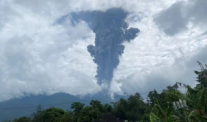 Penampakan erupsi Gunung Marapi dari Kecamatan Ampek Angkek, Kabupaten Agam (3/12) siang.