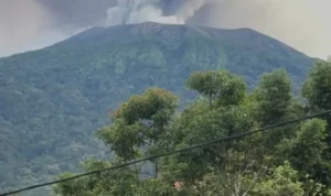 Erupsi Gunung Marapi yang ketiga di hari ini (5/12).
