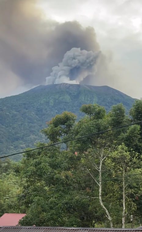 Erupsi Gunung Marapi yang ketiga di hari ini (5/12).