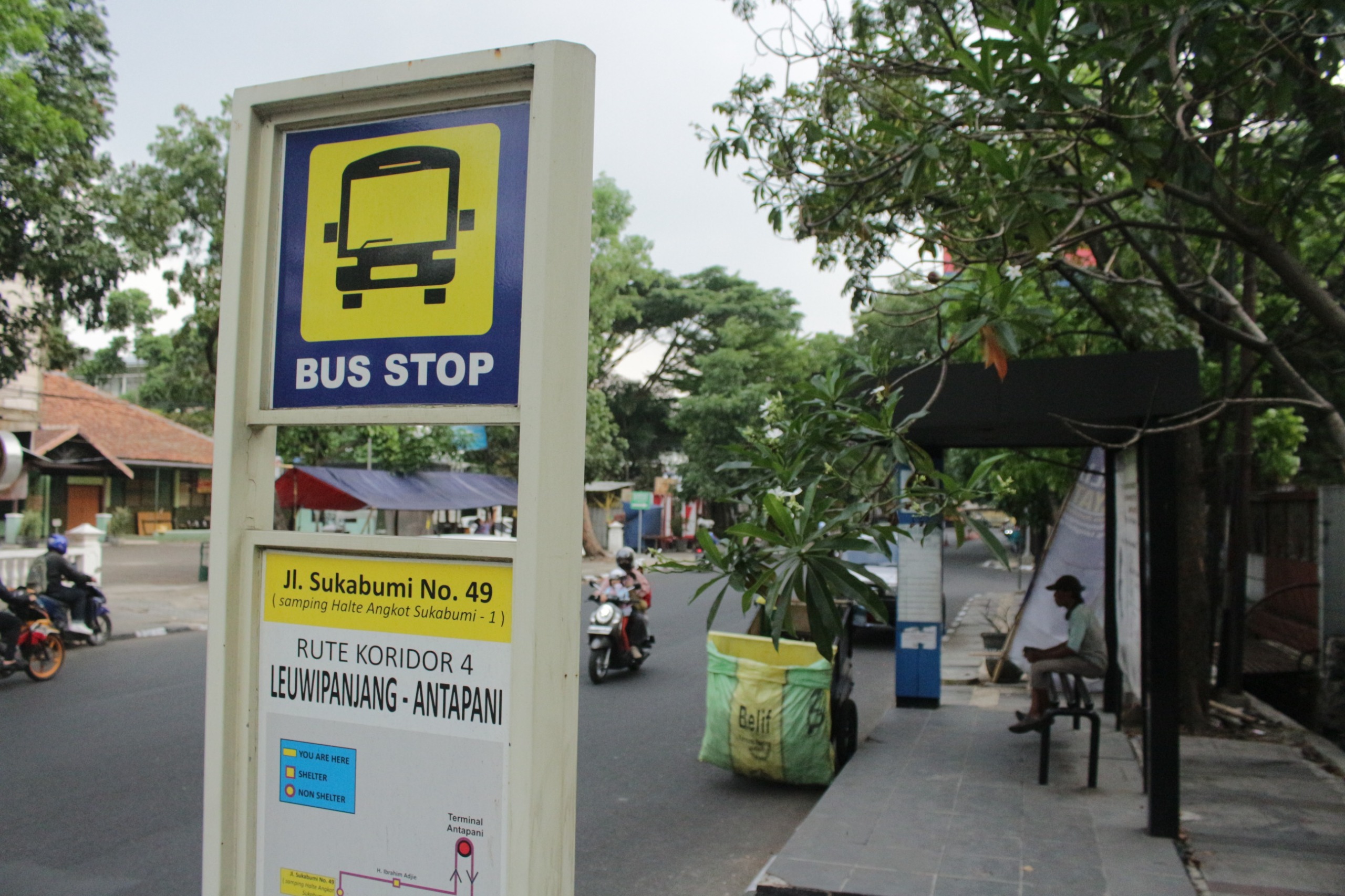 Tanda Bus Stop dipasang di kawasan Jalan Sukabumi, Kota Bandung. (Pandu Muslim/Jabar Ekspres)