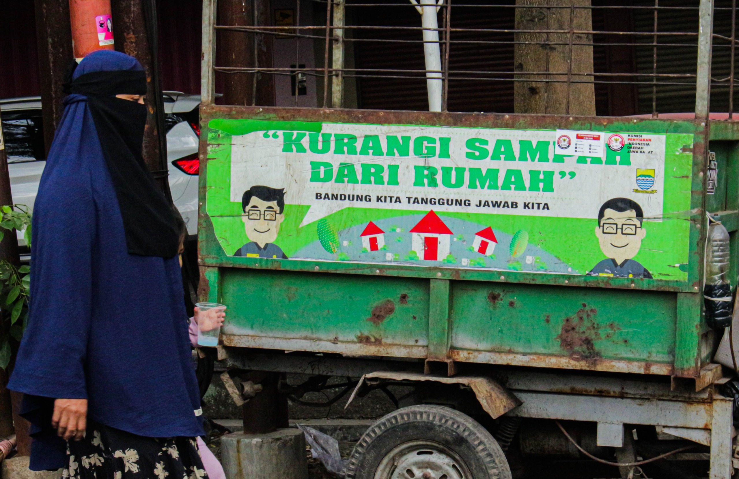 Gerobak sampah yang digunakan untuk mengangkut sampah kecamatan di Kota Bandung.
