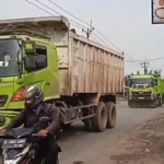 Sejumlah truk tambang masih melintasi Jalan Parung Panjang diluar jam operasional.