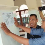 Ketua Panwaslu Kecamatan Langensari, Kota Banjar memasang imbauan larangan kampanye di salah satu masjid di Langensari, Kota Banjar (6/12).