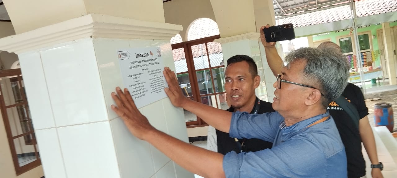 Ketua Panwaslu Kecamatan Langensari, Kota Banjar memasang imbauan larangan kampanye di salah satu masjid di Langensari, Kota Banjar (6/12).