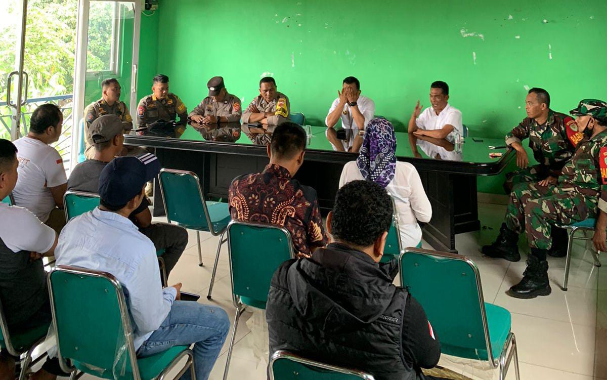 Mediasi dua kampung yang bentrok di Sukaraja, Kabupaten Bogor.