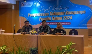 Bawaslu Kabupaten Bandung saat rapat evaluasi koordinasi pengawasan tahapan kampanye Pemilu 2024 di Hotel Grand Pasundan, Kota Bandung, Rabu (6/12).