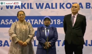 Pj Wali Kota Banjar, Ida Wahida Hidayati (tengah), Ratu Ilma Rahmi (kiri), dan suaminya saat menghadiri serah terima jabatan Wali Kota dan Wakil Wali Kota Banjar di Aula Setda Kota Banjar (4/12).