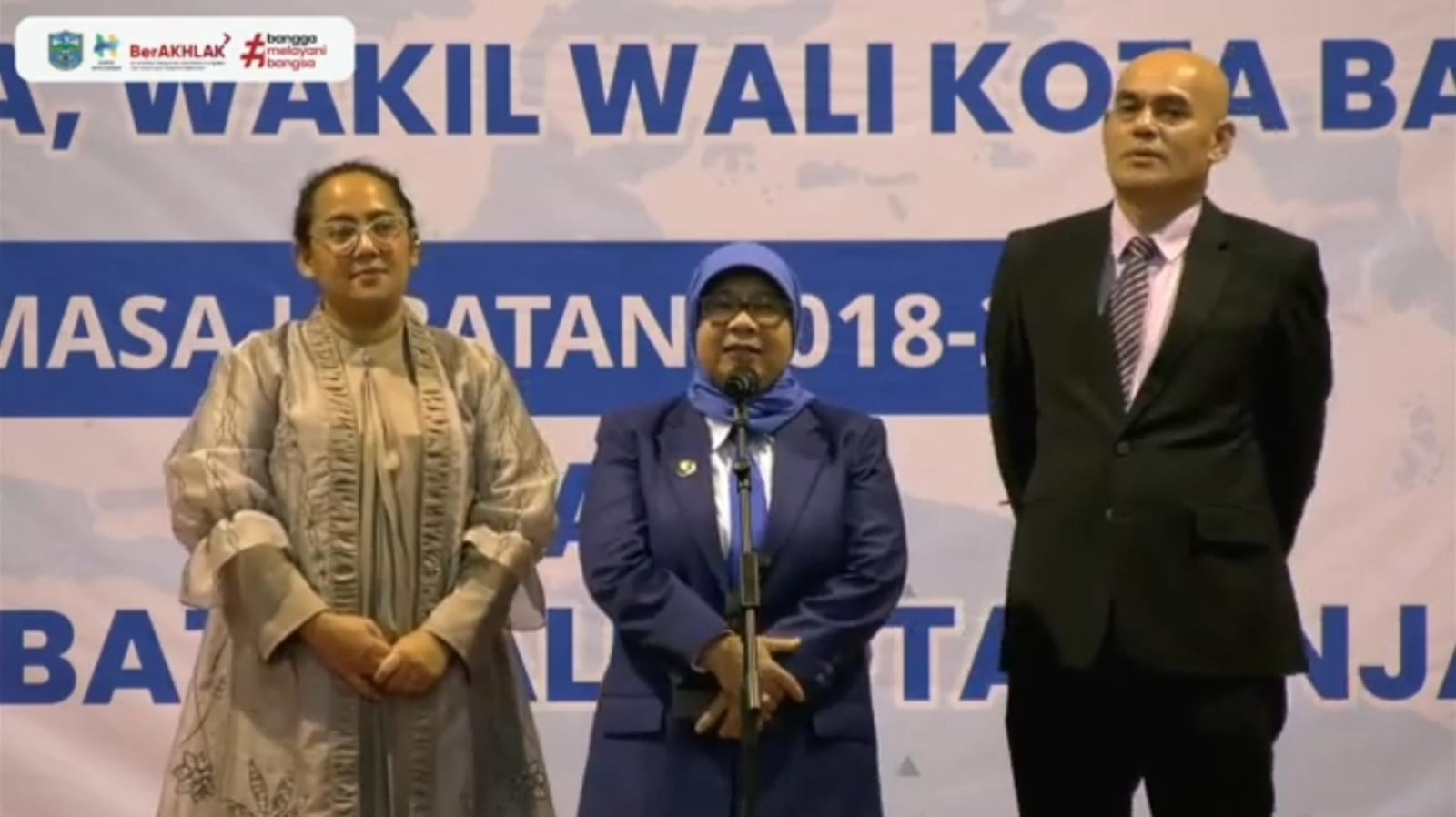 Pj Wali Kota Banjar, Ida Wahida Hidayati (tengah), Ratu Ilma Rahmi (kiri), dan suaminya saat menghadiri serah terima jabatan Wali Kota dan Wakil Wali Kota Banjar di Aula Setda Kota Banjar (4/12).