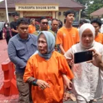 Polresta Bogor Kota saat mengekspose para tersangka yang terlibat dalam kasus perusakan Pipa PDAM Tirta Pakuan di Kampung Muara, Kecamatan Bogor Barat, Kamis (7/12).