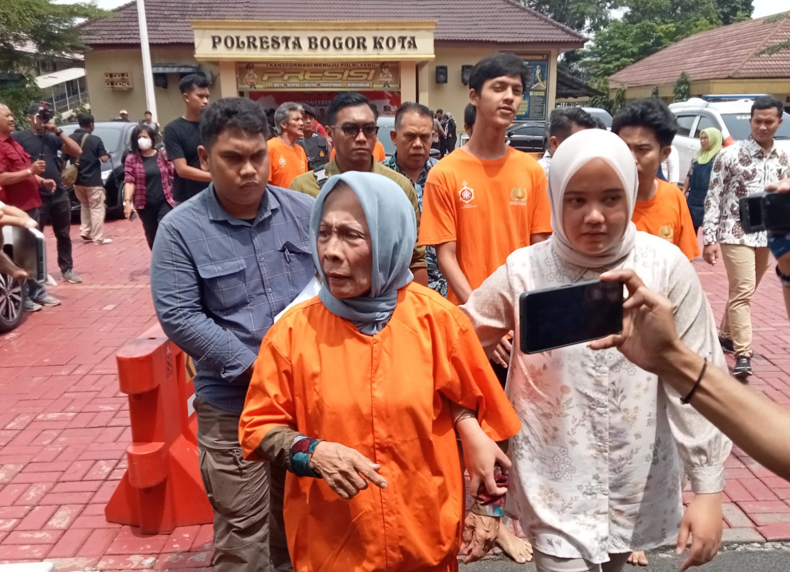 Polresta Bogor Kota saat mengekspose para tersangka yang terlibat dalam kasus perusakan Pipa PDAM Tirta Pakuan di Kampung Muara, Kecamatan Bogor Barat, Kamis (7/12).
