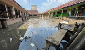 SDN Baturengat 01 Desa Cigondewah Hilir Terendam Banjir, Ujian Semester Ditunda