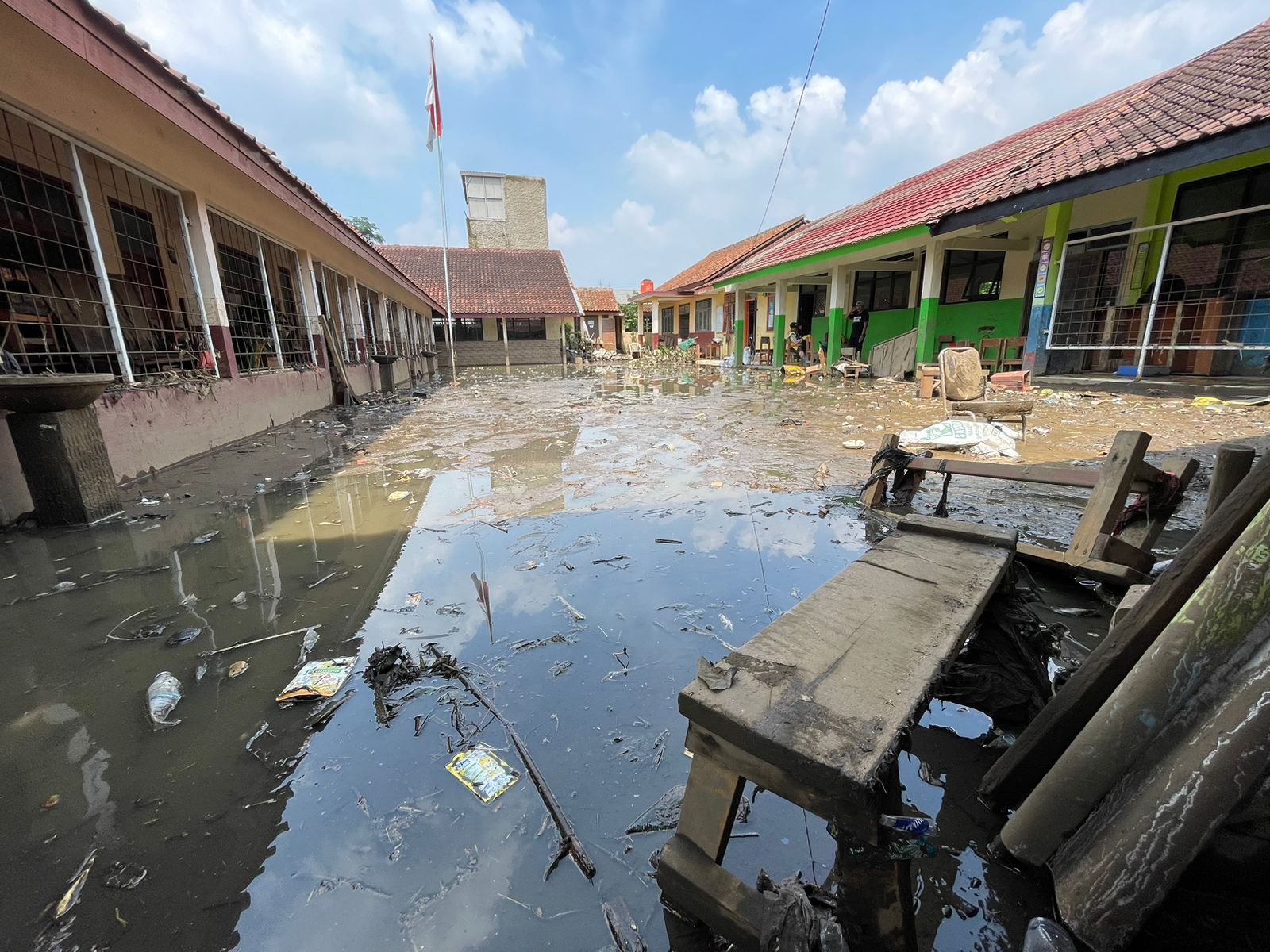 SDN Baturengat 01 Desa Cigondewah Hilir Terendam Banjir, Ujian Semester Ditunda