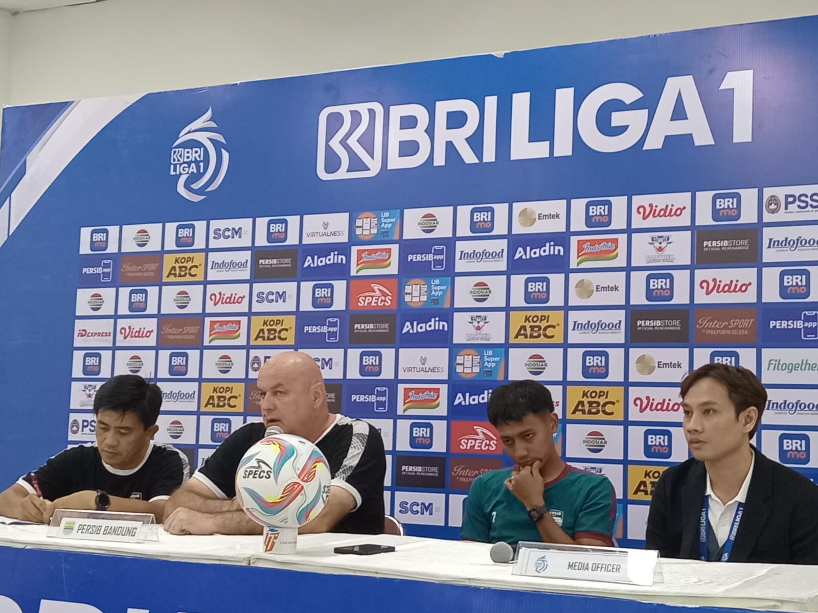 Pelatih Persib Bandung, Bojan Hodak mengaku tak puas perihal permainan Pangeran Biru kontra Persik Kediri (Sadam Husen Soleh Ramdhani)
