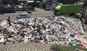 Tumpukan Sampah di Bawah Jembatan Tol Buahbatu jadi Sorotan