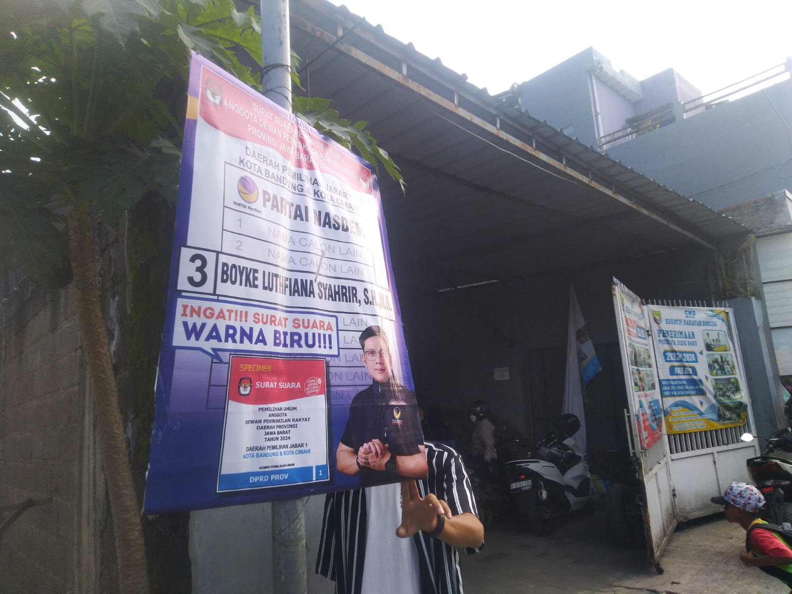 Doc. Pemasangan Alat Peraga Kampanye di Sebagian Ruas Jalan di Kota Cimahi (mong)