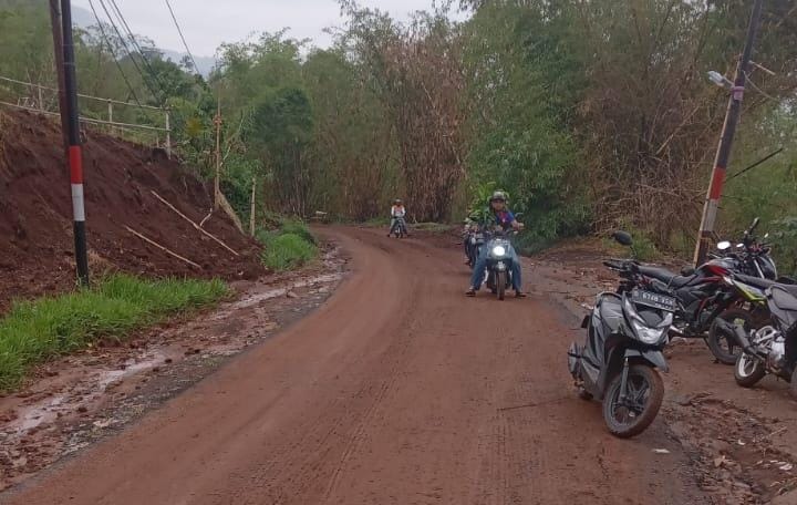 Ilustrasi: Jalan Penghubung Kabupaten Bandung dan Sumedang, tepatnya di wilayah Desa Tenjolaya, Kecamatan Cicalengka yang sempat jadi sorotan karena tertutup lumpur proyek usai hujan beberapa waktu lalu.