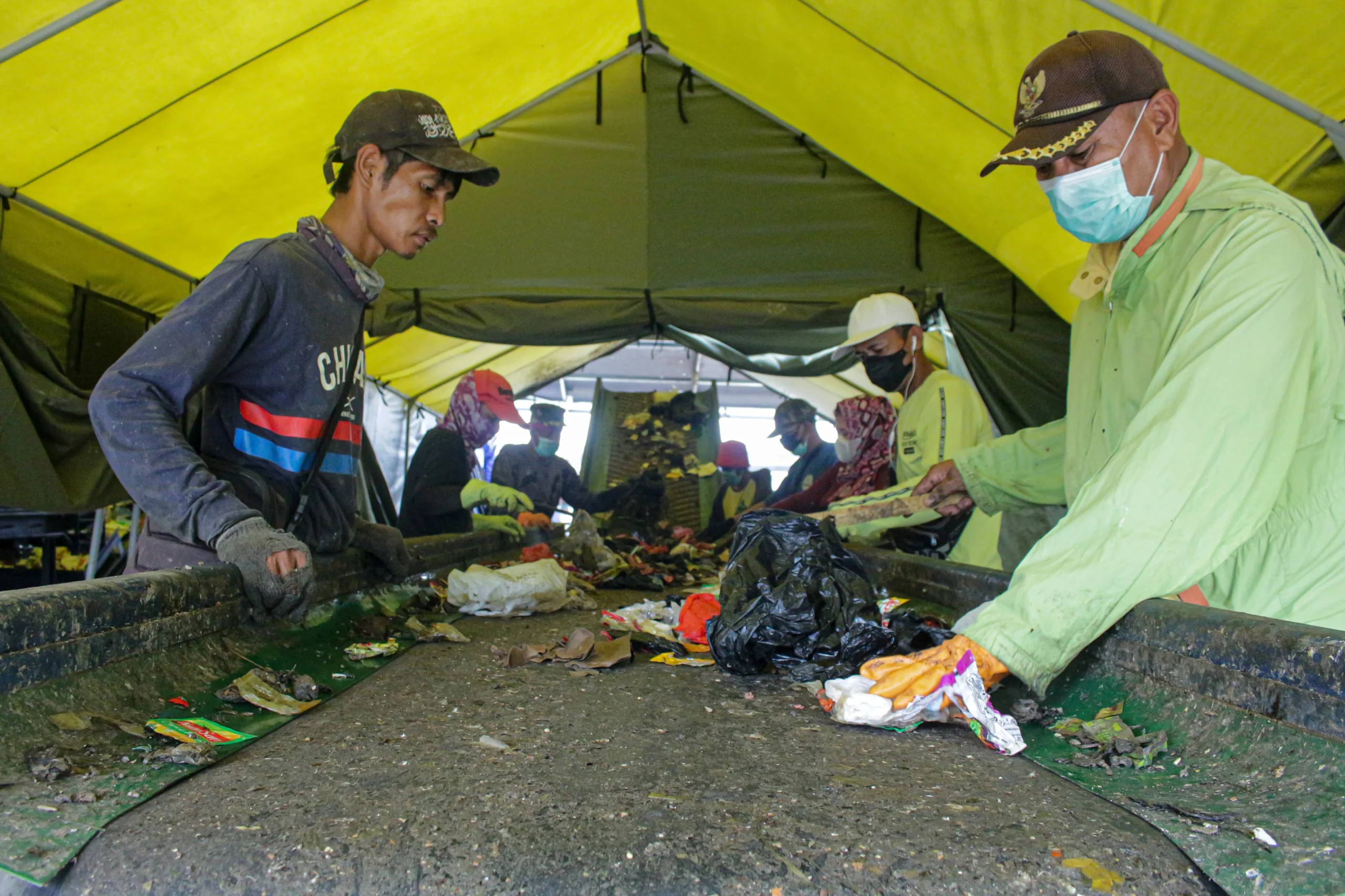 Petugas di lokasi Tempat Pemilahan Sampah, Kel. Rancanumpang, Gedebage, Kota Bandung.