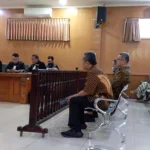TEGANG: 3 Terdakwa kasus suap Bandung Smart City tegang menunggu bacaan vonis dari hakim, Rabu (13/12).