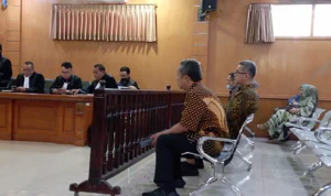 TEGANG: 3 Terdakwa kasus suap Bandung Smart City tegang menunggu bacaan vonis dari hakim, Rabu (13/12).