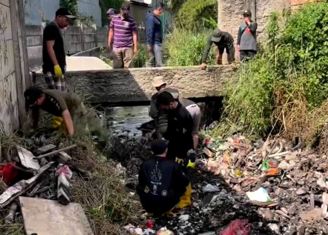Gerakan Rahayu Genahkeun saat lakukan bersih-bersih sampah di beberapa selokan di Desa Rahayu, Kecamatan Margaasih, Kabupaten Bandung. Foto Tangkapan layar video
