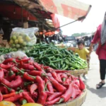 Harga cabai merah di Pasar Tradisional Kabupaten Bandung Barat masih tinggi jelang Nataru 2024. Rabu (13/12). Foto Pandu Muslim