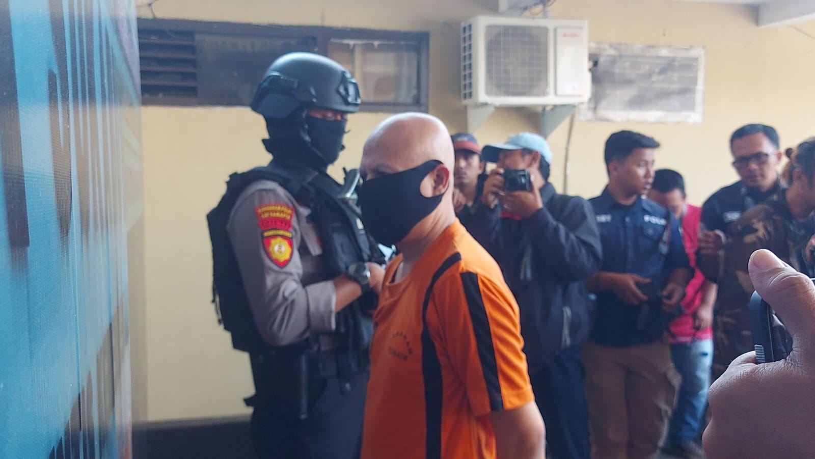 AS (57), mantan Kadis DKP3 Kota Sukabumi yang ditetapkan sebagai tersangka kasus penipuan.