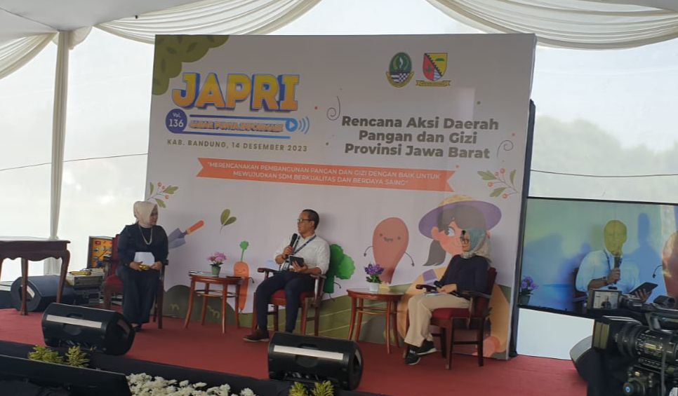 Kepala Bapedda Jabar Iendra Sofyan (tengah) saat melakukan dialog terkait acara Japri (Jabar Punya Informasi) di Gedung PLUT KUMKM, Soreang, Kabupaten Bandung, Kamis (14/12/2023). Foto Agi Jabar Ekspres