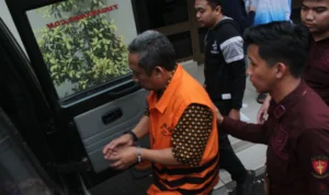 Terpidana kasus pengadaan CCTV dan Internet Service Provider (ISP) Yana Mulyana mengenakan rompi tahanan KPK saat hendak menaiki mobil tahanan di Pengadilan Negeri Bandung, Jalan R.E.Martadinata, Rabu(13/12). Pandu Muslim/Jabar Ekspres