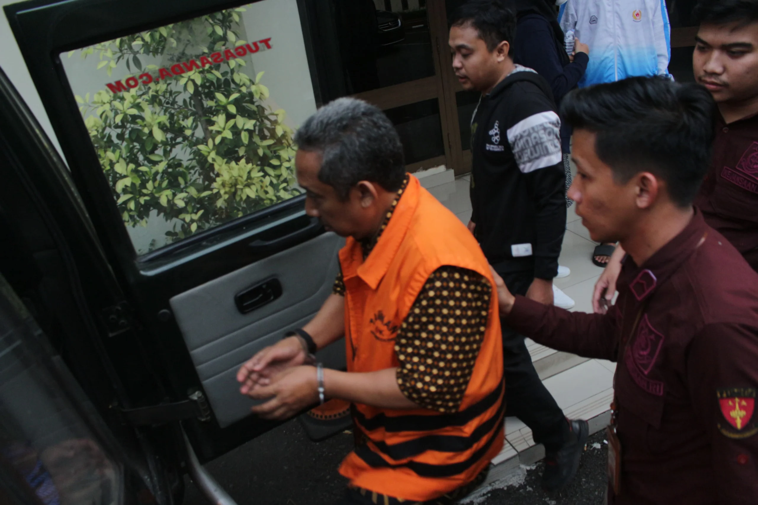 Terpidana kasus pengadaan CCTV dan Internet Service Provider (ISP) Yana Mulyana mengenakan rompi tahanan KPK saat hendak menaiki mobil tahanan di Pengadilan Negeri Bandung, Jalan R.E.Martadinata, Rabu(13/12). Pandu Muslim/Jabar Ekspres