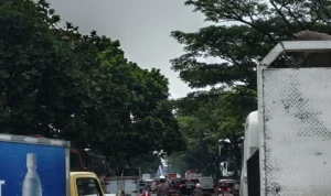 Pihak kepolisian berlakukan buka tutup jalur imbas kemacetan di Jalan Soekarno-Hatta akibat demo buruh (14/12).