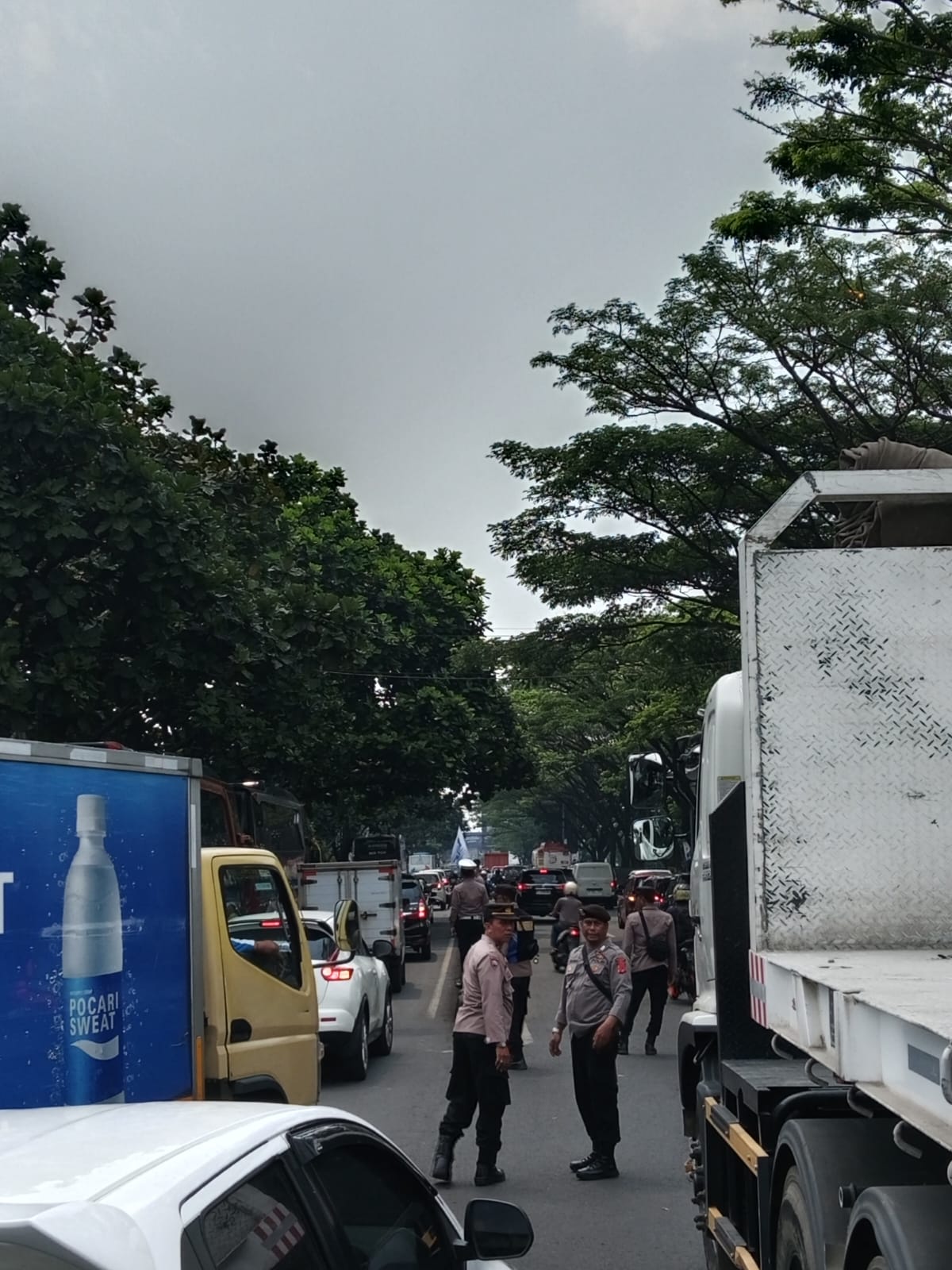 Pihak kepolisian berlakukan buka tutup jalur imbas kemacetan di Jalan Soekarno-Hatta akibat demo buruh (14/12).