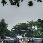 Kemacetan di Jalan Soekarno-Hatta, Kota Bandung akibat demo di depan Kantor Disnakertrans Jabar (14/12).