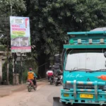Petugas Dishub Kabupaten Bogor sedang mengatur lalu lintas di Jalan Parung Panjang.