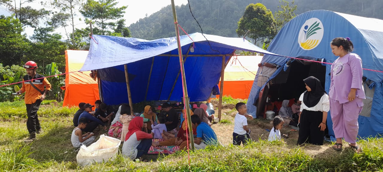 Warga Cipeuteuy masih memilih mendiami tenda darurat imbas gempa yang melanda Kabupaten Sukabumi.