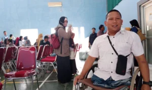 Ahmad Soleh (32), warga disabilitas yang mengikuti Sosialisasi Pemilu 2024 oleh KPU Jabar di Kota Cimahi.