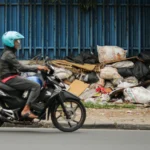 Tumpukan sampah di ruas trotoar di Cinunuk, Kabupaten Bandung.