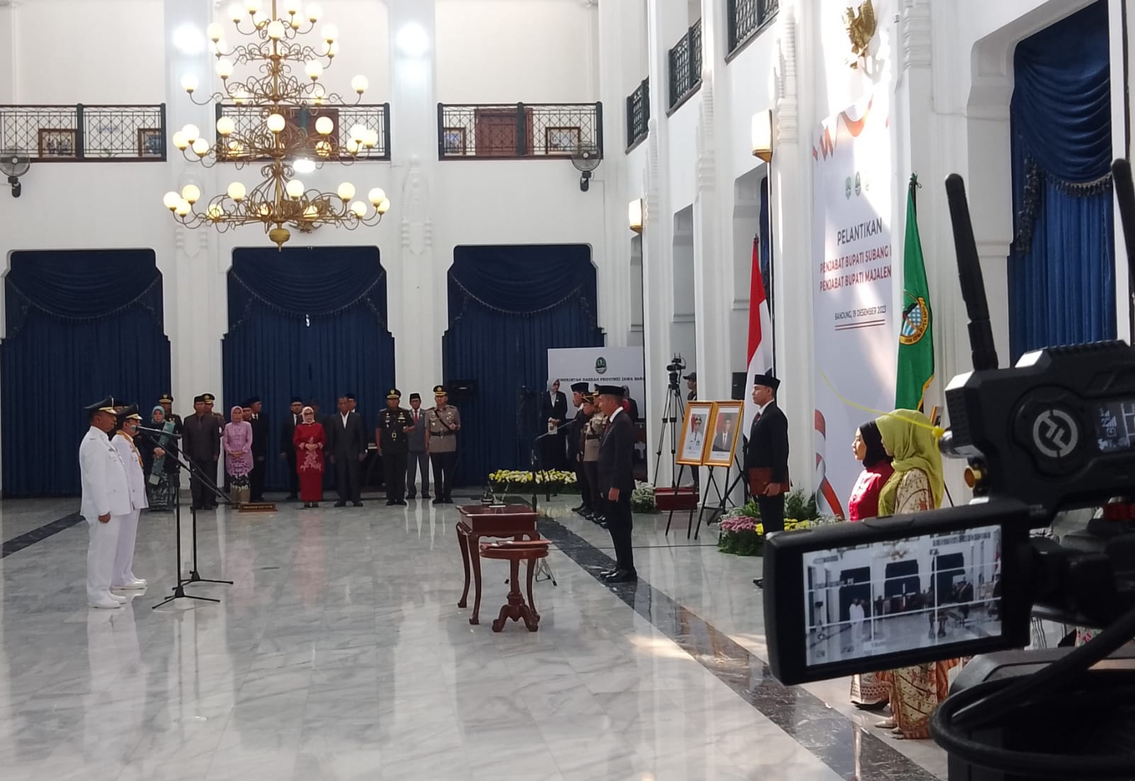 Pj Gubernur Jabar, Bey Triadi Machmudin, lantik Pj Bupati Majalengka dan Pj Bupati Subang di Gedung Sate, Kota Bandung (19/12).