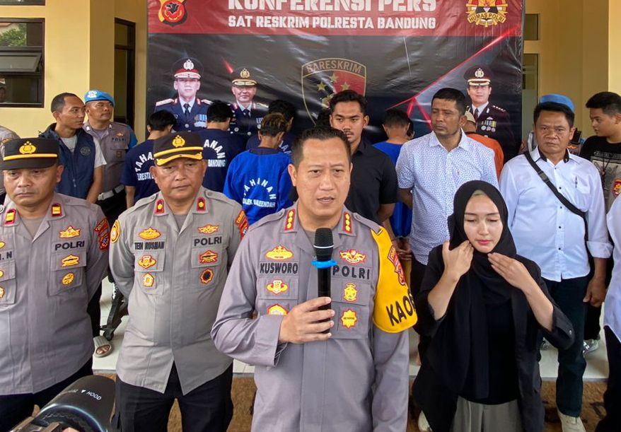 Kapolresta Bandung, Kombes Pol Kusworo Wibowo (Tengah) saat memberikan keterangan ungkap kasus curanmor di Mapolresta Bandung.
