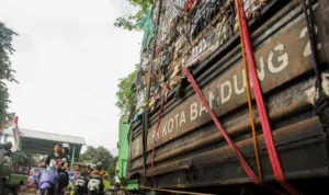 Tumpukan sampah menunggu diangkut truk sampah di TPS Panyileukan, Kota Bandung.