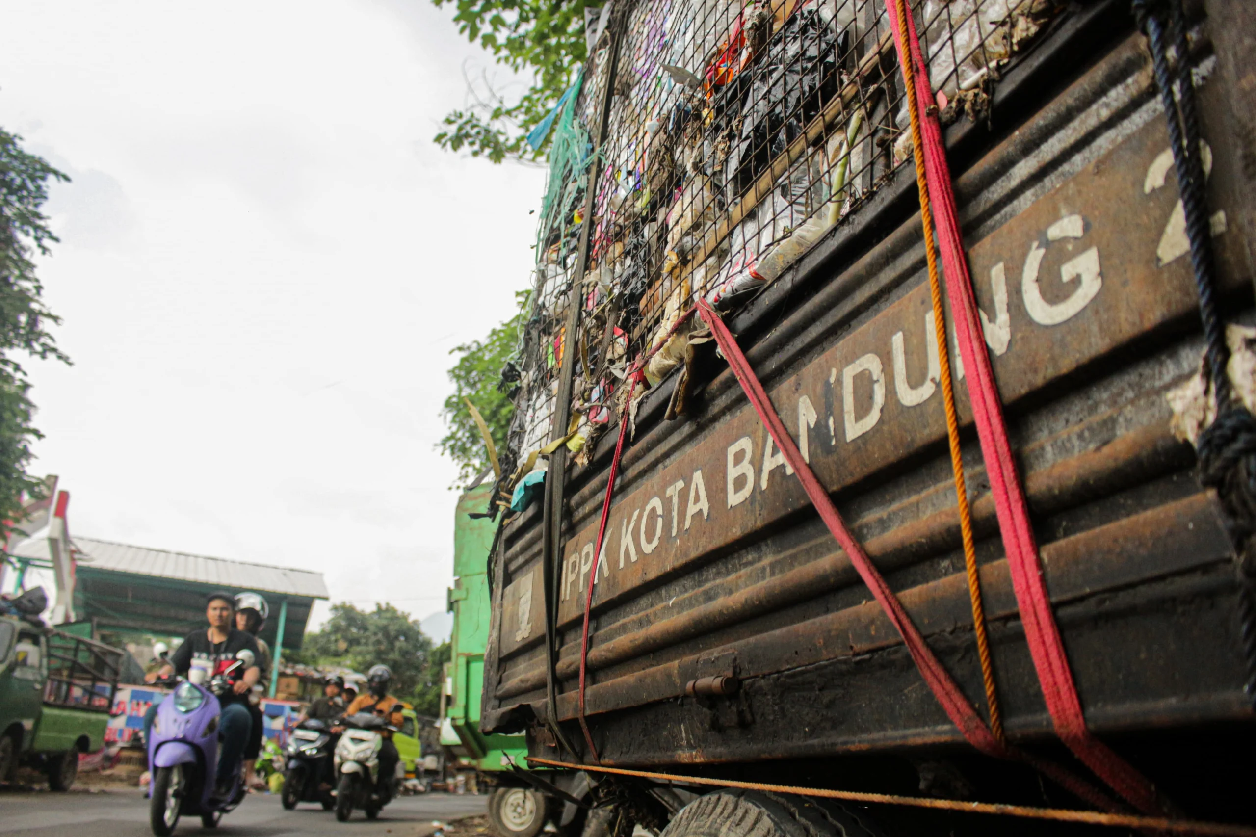 Tumpukan sampah menunggu diangkut truk sampah di TPS Panyileukan, Kota Bandung.